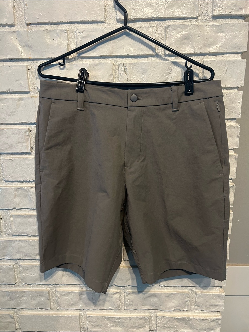 Lululemon Men’s ABC shorts olive green 32W